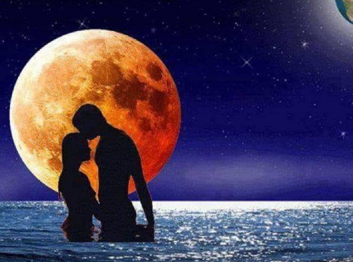 Солнце и луна любовь. Поцелуй под луной. Влюбленные под луной. Парень под луной. Любовь на пляже под луной.