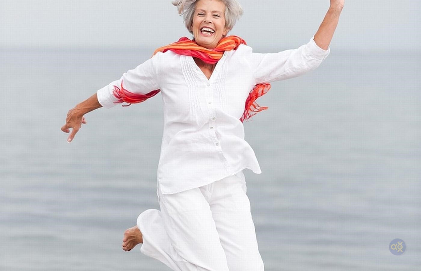 Здоровье бабушки сильно. Счастливая пожилая женщина. Счастливая бабушка. Счастливая женщина в возрасте. Радостная женщина в возрасте.