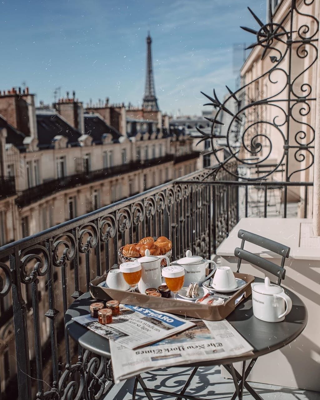 Кафе на улице на телефон. Круассан в Париже. Французское уличное кафе. Утро в Париже. Красивые кафе Париж.