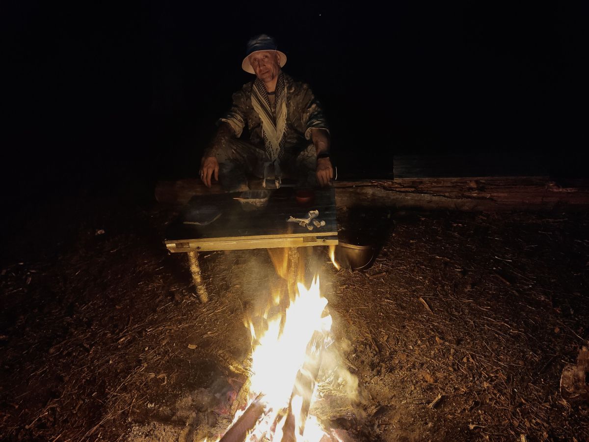 Шепчет ночь