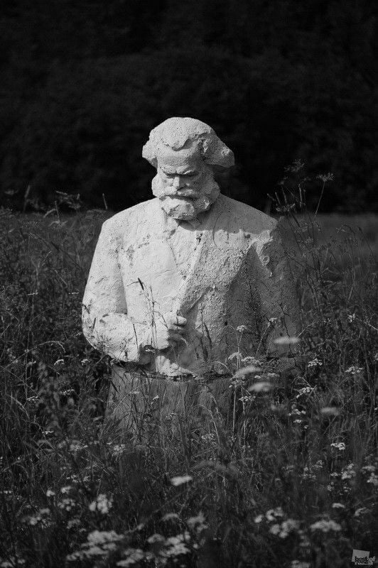 Своих бросаем и сапогами давим