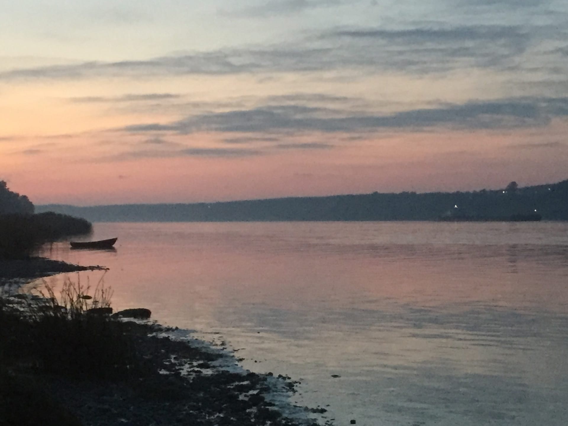 Вода сияет персиковым цветом