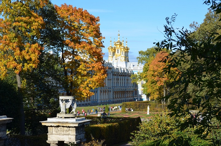 Редеет на ветвях листва