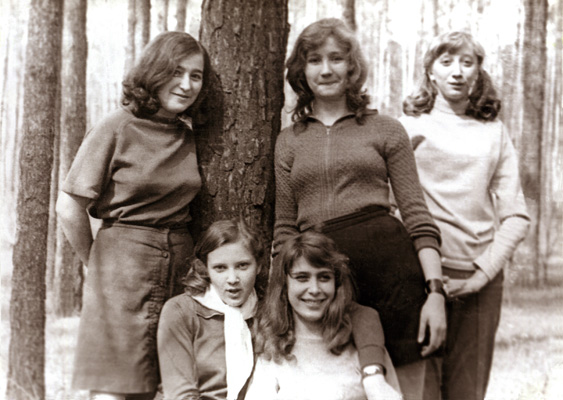 Как странно катится слеза