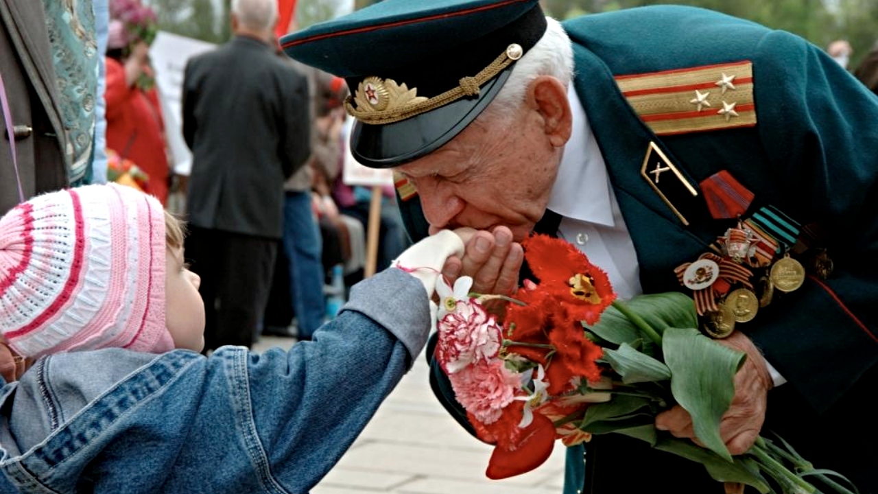 Великая память дедам. Дети дарят цветы ветеранам. Цветы ветеранам. Ветераны и дети. День Победы ветераны и дети.