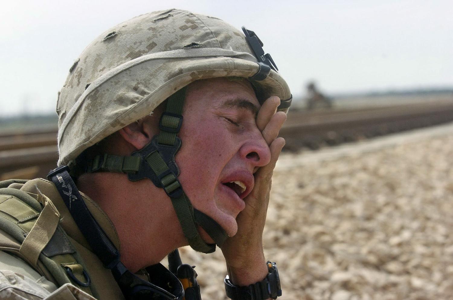 Жалко солдат. Американский солдат плачет. Американский военный плачет. Грустные американские военные. Лицо военного.