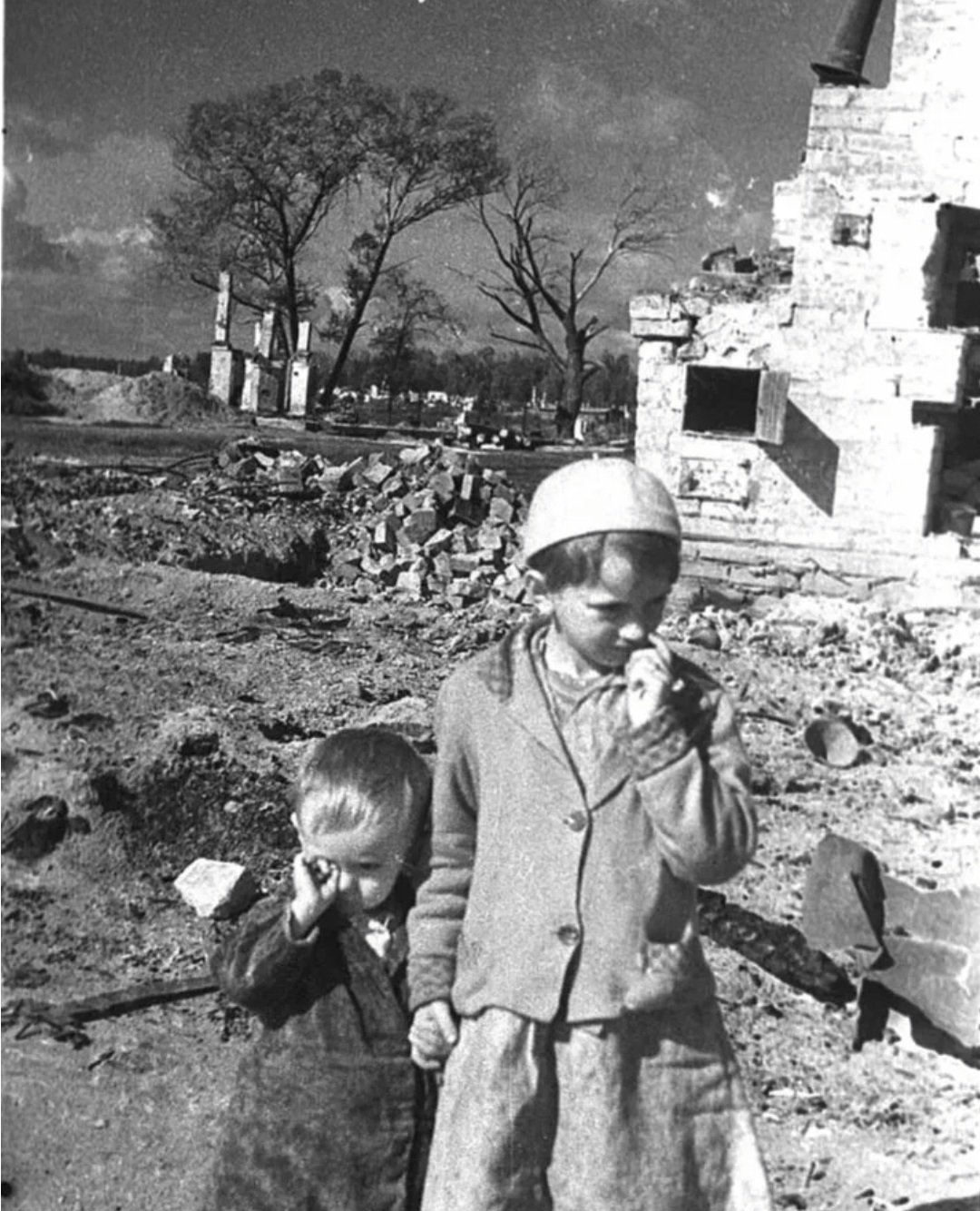 Как жили во время великой отечественной войны. Дети войны ВОВ. Дети войны 1941-1945 под бомбежкой.