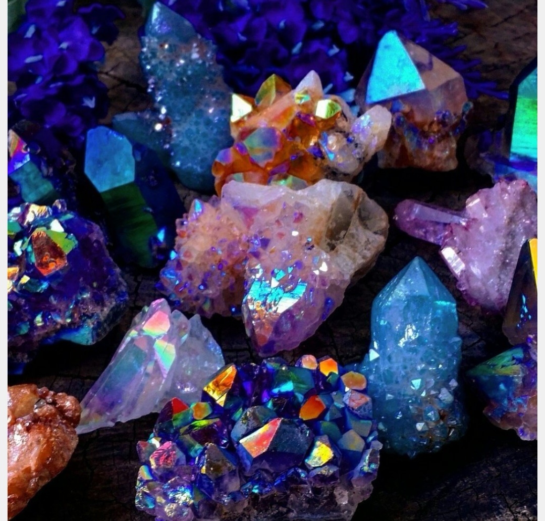 Crystal stone. Кристаллы минералы камни Самоцветы. Минералы Самоцветы кучка. Разноцветные минералы. Минеральный камень.