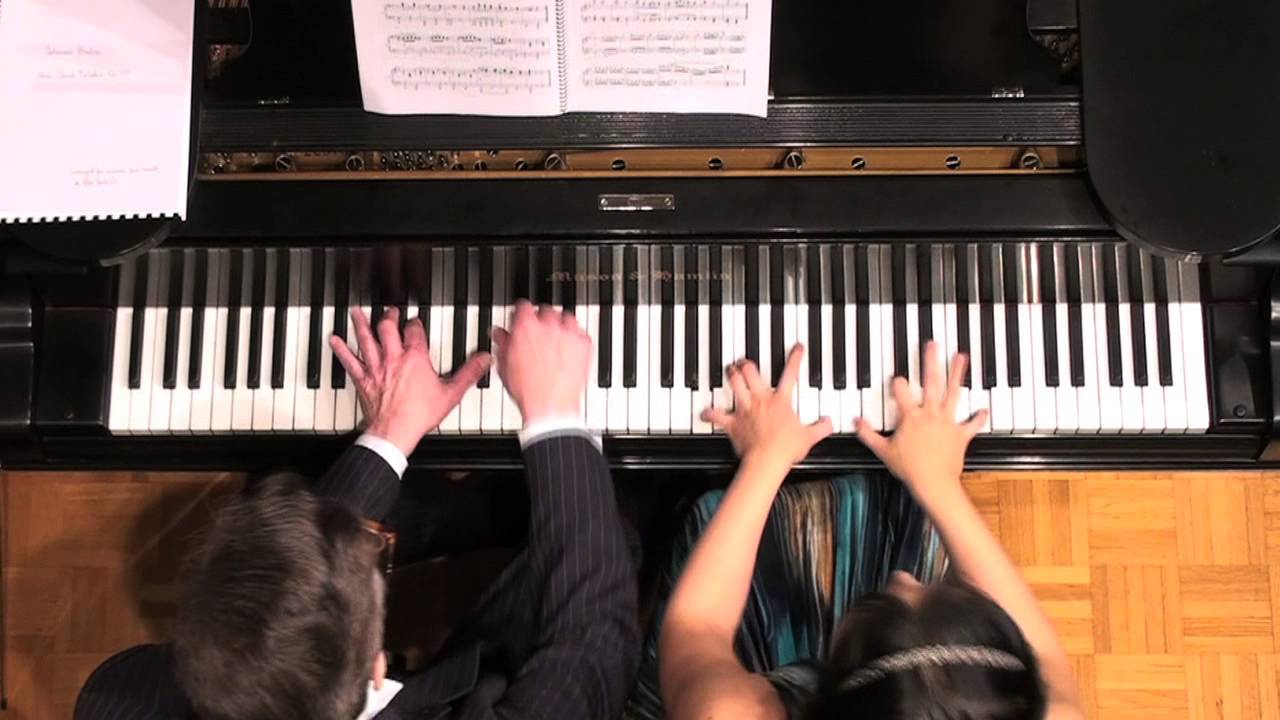 Песня четыре руки. Фортепиано в четыре руки. Пианино в четыре руки. 4 Руки на пианино. Игра на рояле в четыре руки.