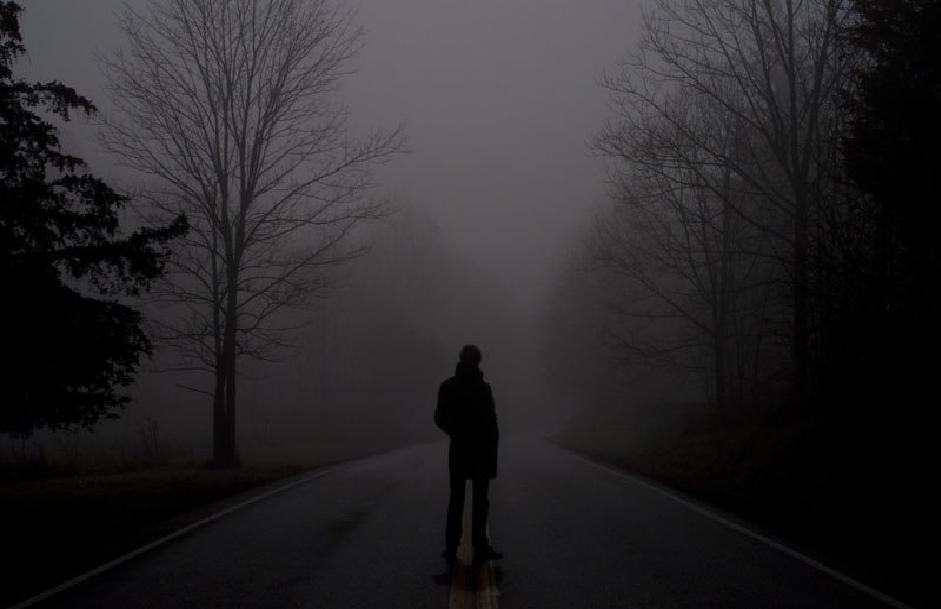 Кругом стало темно. Парень уходит в туман. Ушла в туман. Человек в тумане. Человек идущий в темноте.