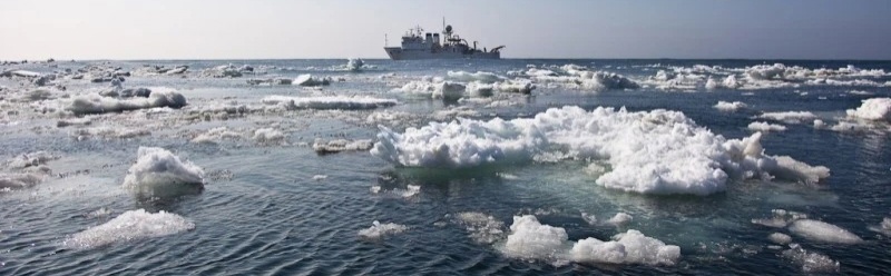 Грузовое судно в Охотском море подало сигнал бедствия