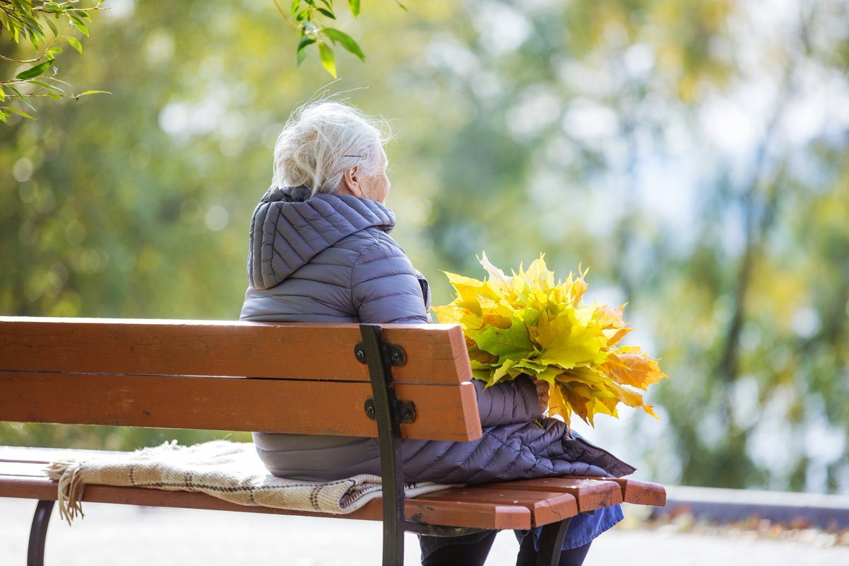 Устаю от прогулок. Бабушка на скамейке в парке. Пожилая женщина на скамейке в парке. Осень пожилая женщина в парке. Бабушка на скамейке осенью.