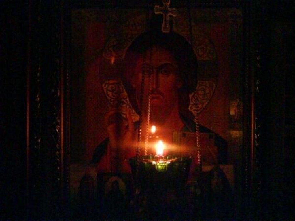Человек у иконы Спасителя