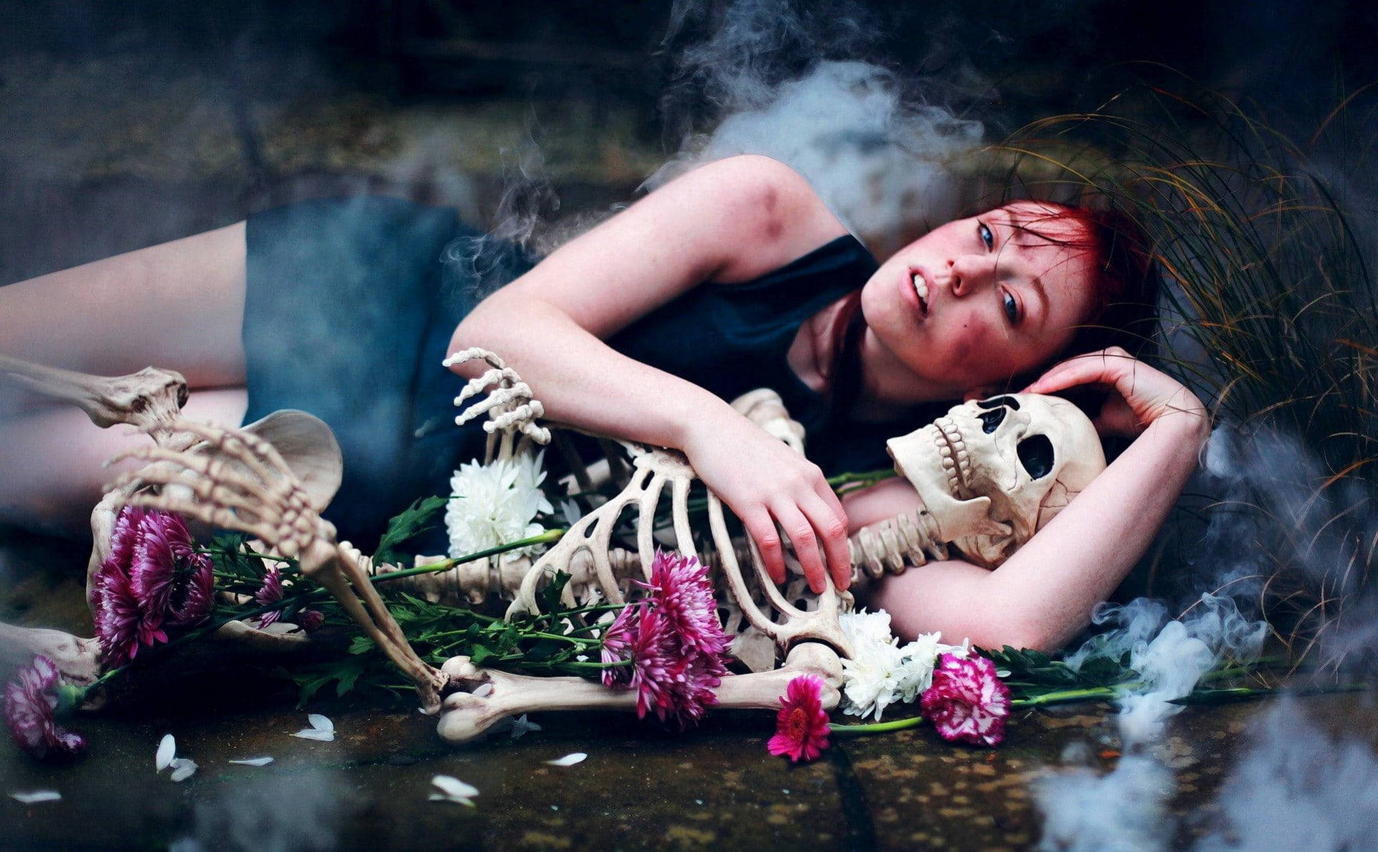 Умирающая смерть. Кейт Римар. Красивая мертвая девушка. Мертвая девушка в цветах.