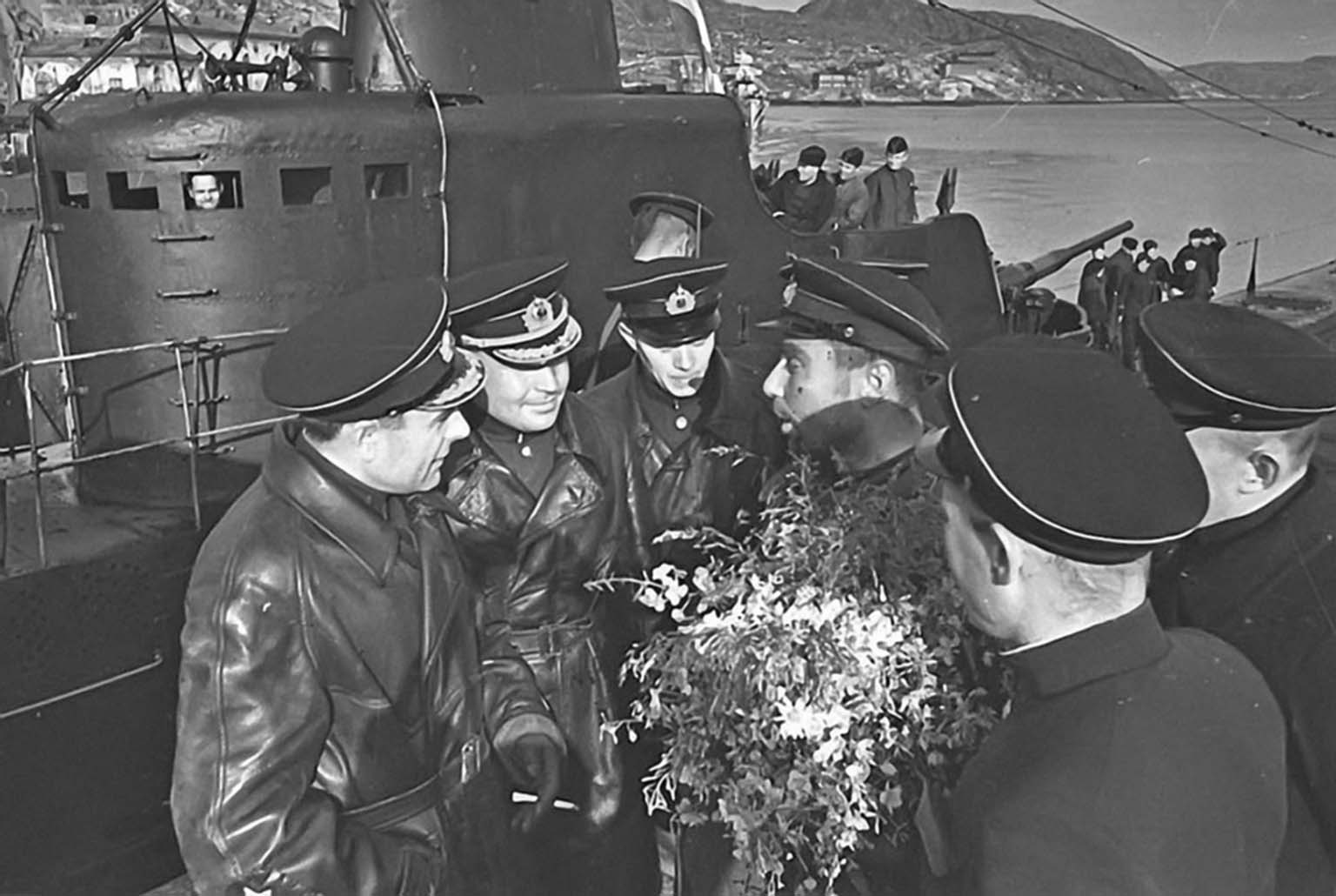 Подводная лодка Лунина к-21. Командир подводной лодки Лунин. Матросов подводные лодки. Подводная лодка Лунина к-21. Командир подводной лодки Лунин.