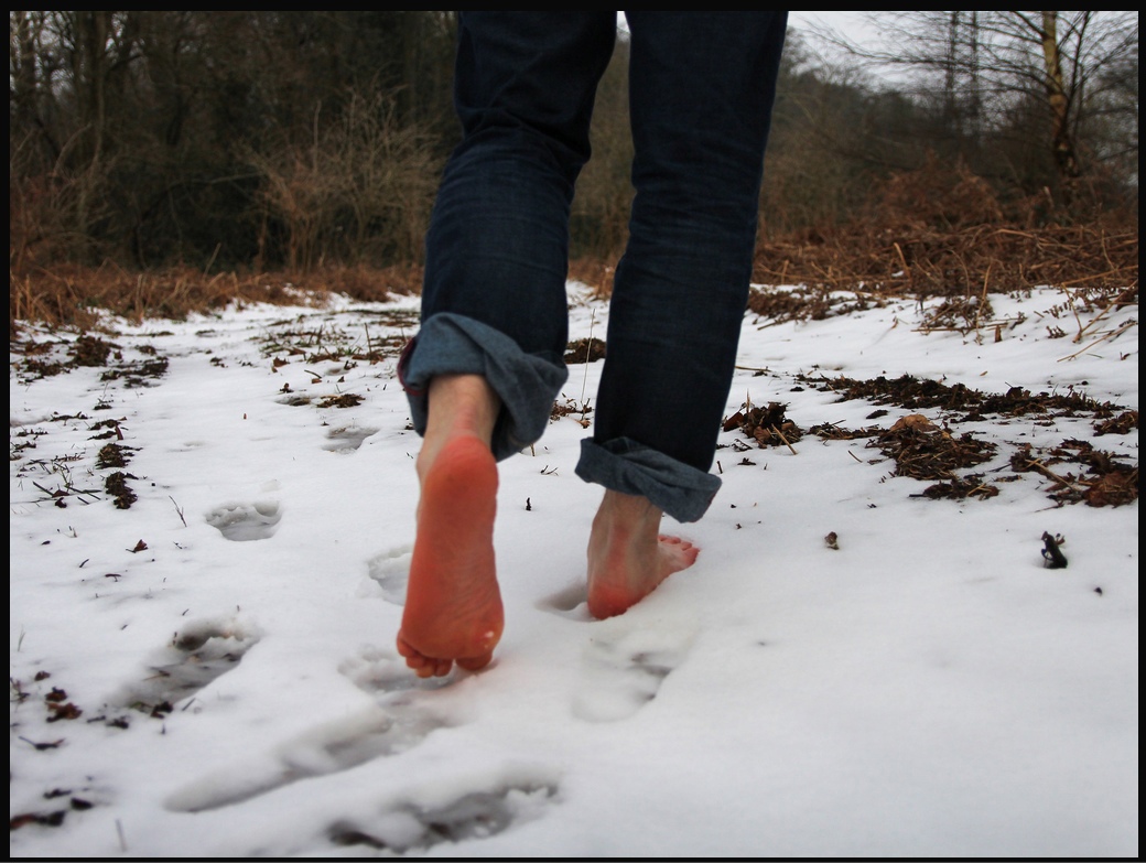 Ноги снежок. Ноги в снегу. Босыми ногами по снегу. Босые ноги на снегу. Босиком зимой.
