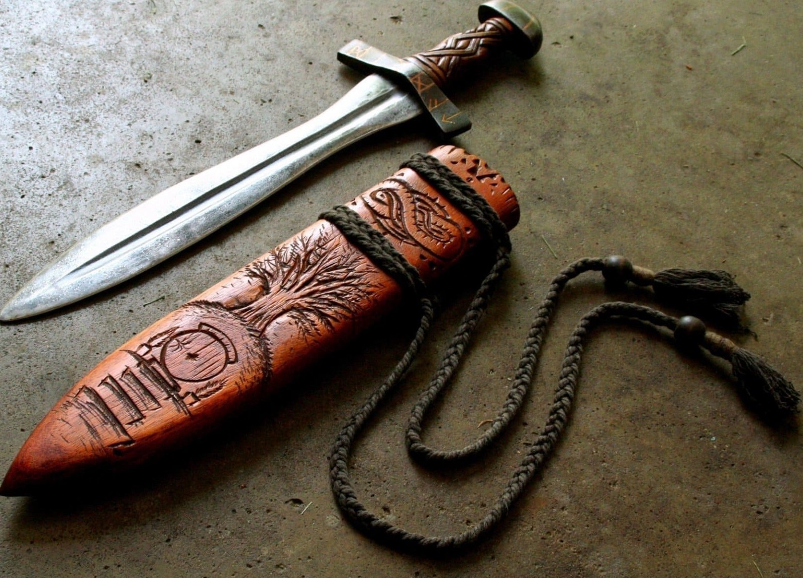 Нож и ножны