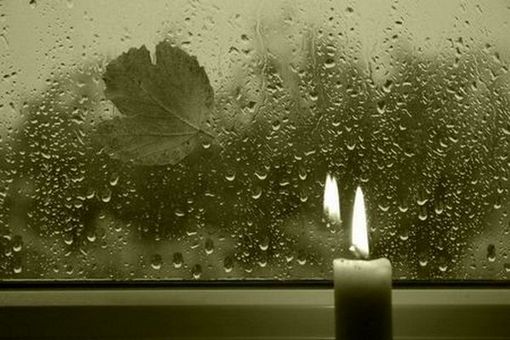 На столике свеча, исписанный блокнот