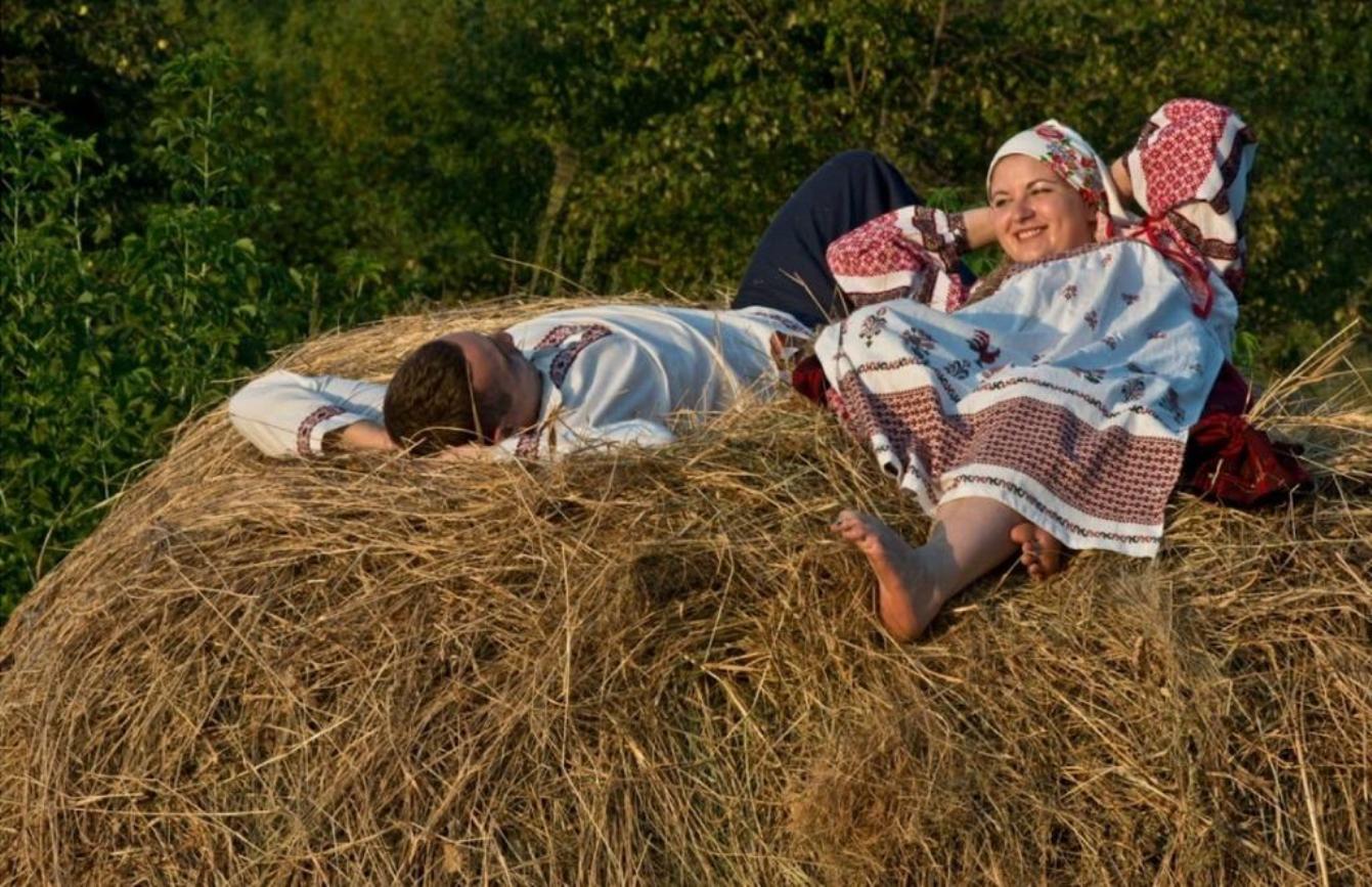 фотосессия в стиле крестьянки. барышня-крестьянка. с крестьянка мамонтовского района алтайского края. деревенские колхозницы. село крестьянка алтайский край.