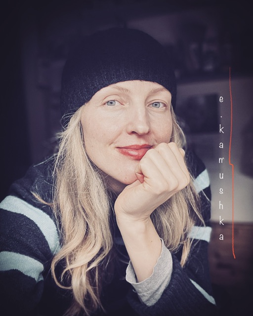 Легкая грусть улеглась мне на плечи