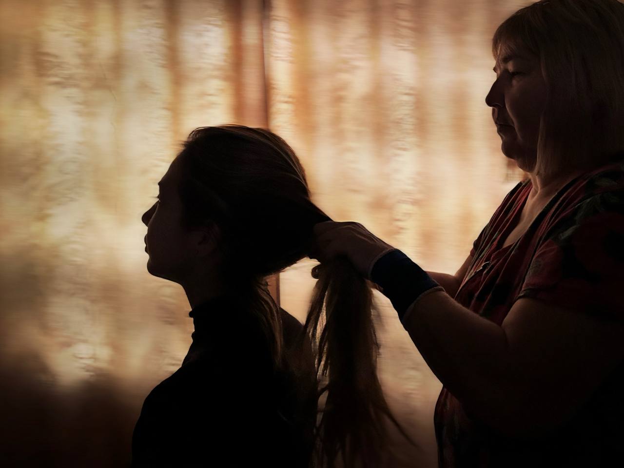 Мама вплетает в косы верность