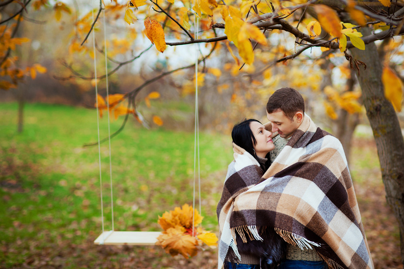 Couple Photoshoot Ideas Photoshoot, Family photo pose, Autumn photography