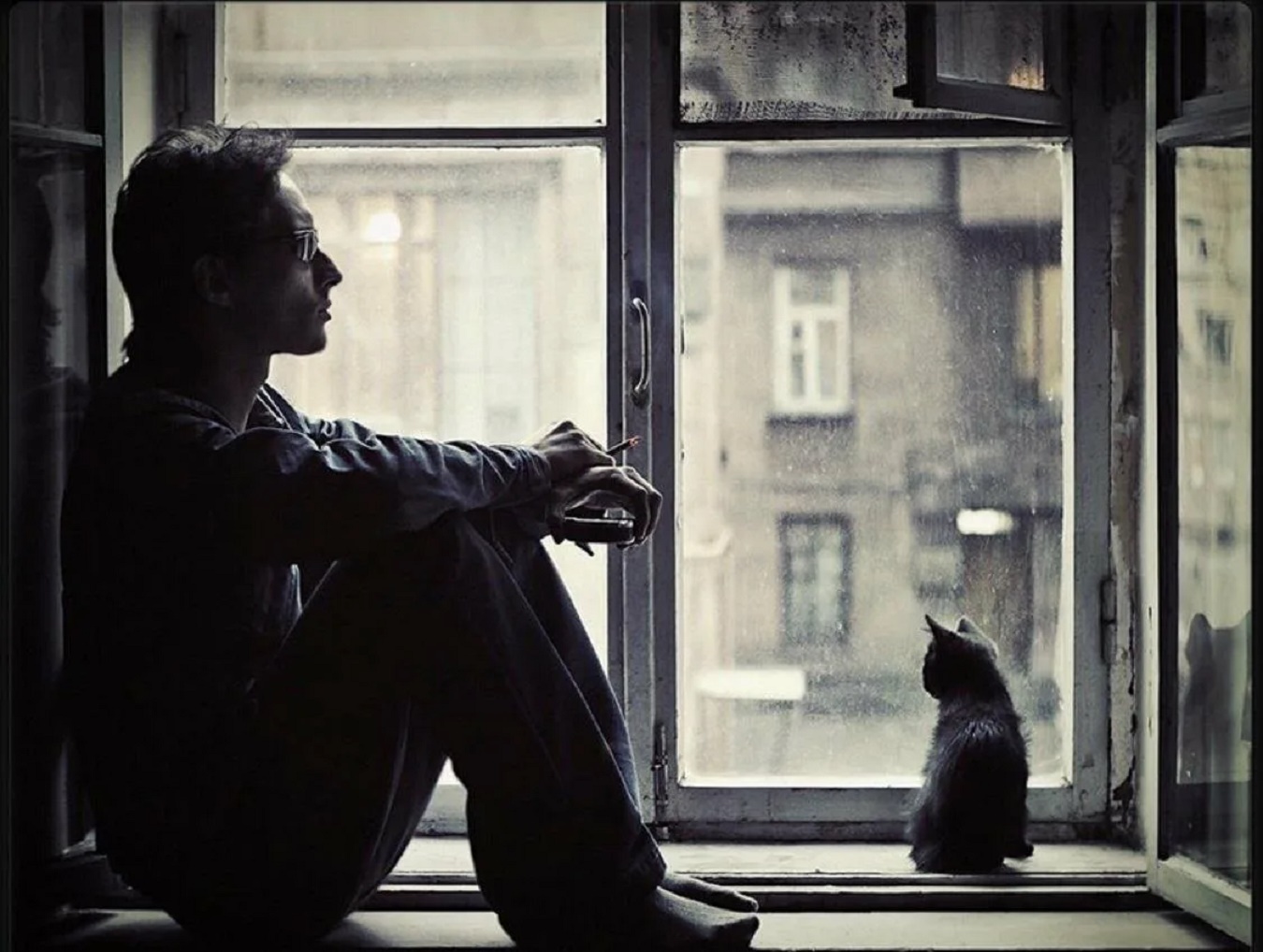 Однажды вечером я сидел дома один слушая. Парень у окна. Одинокий мужчина у окна. Сидит у окна. Одинокий человек у окна.