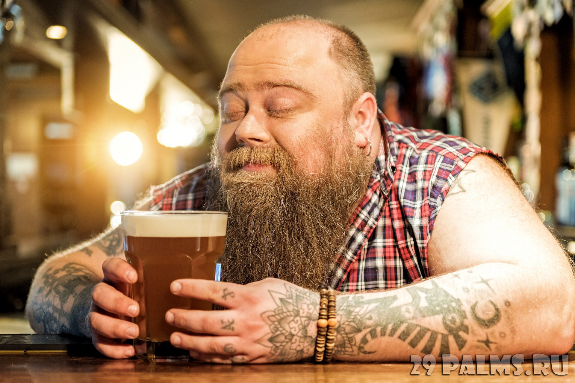 Пивной мужик. Мужчина с бородой и пивом. Бородатый мужик с пивом. Парень с бородой баре.