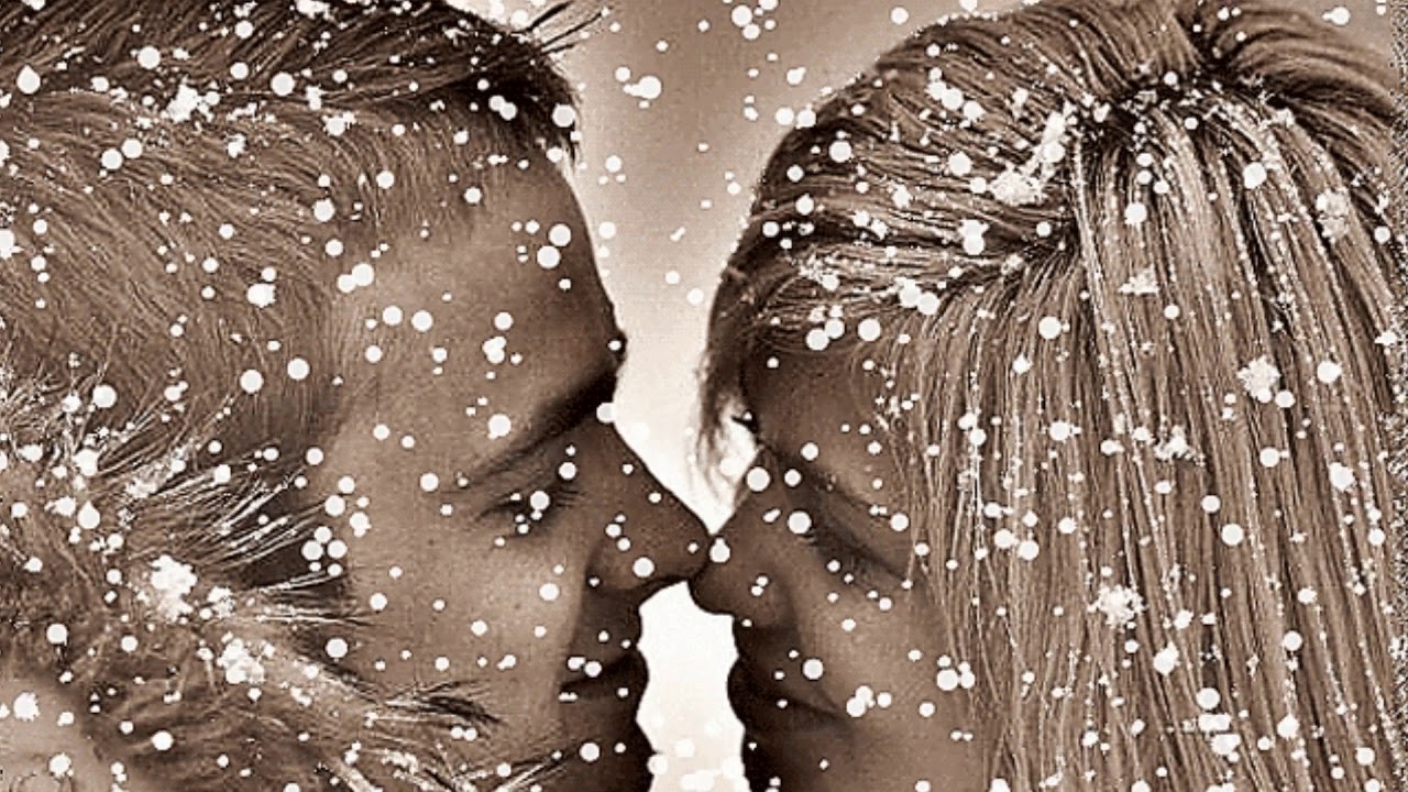 Твои снежинки на губах. Поцелуй в снегопад. Снежный поцелуй. Зима любовь. Зимний поцелуй.