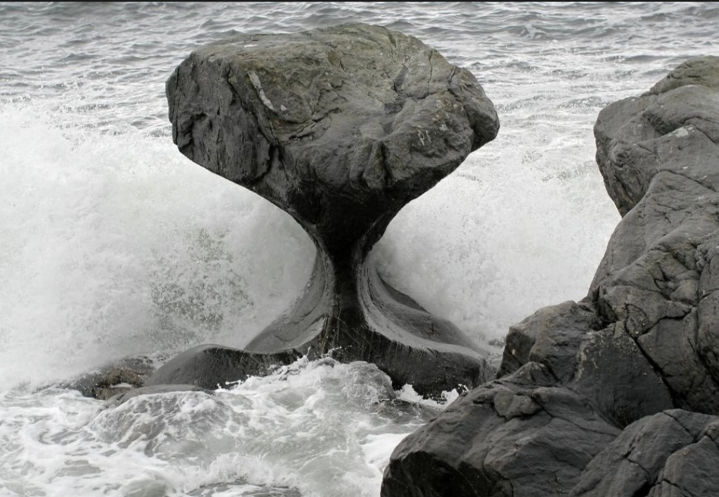 Разрушение пород водой. Камень Kannesteinen Норвегия. Вода камень точит. Разрушение камней водой. Разрушение камней в природе.