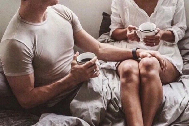 Вместе пить кофе. Утро вместе кофе. Пить кофе в постели с любимым. Кофе вместе. Кофе с любимым мужчиной.