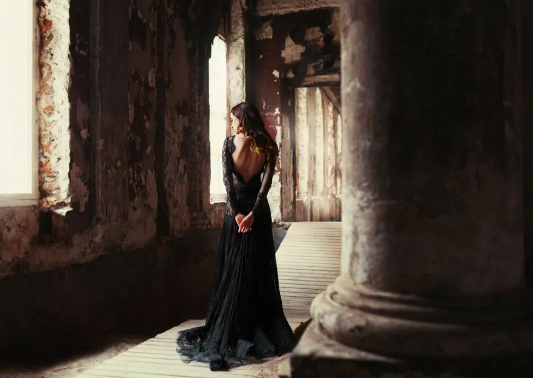 Видеть себя в длинном платье. Фотосессия в длинном черном платье. Девушка в длинном платье. Девушка в черном длинном платье. Девушка в замке.