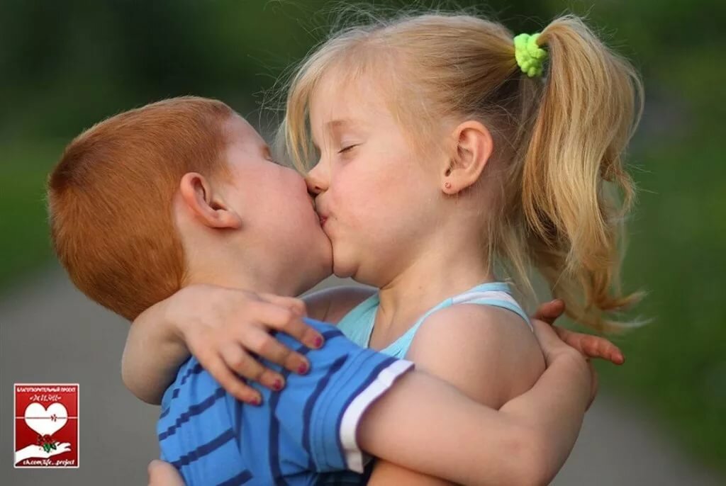 Брат лижет маму. Детский поцелуй. Детский поцелуй в губы. Дети поцелуй с языком. Детский поцелуй с языком.