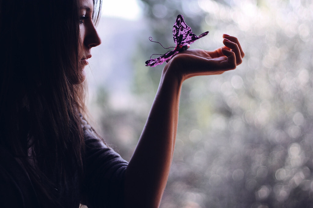 Цвет отпустить. Девушка-бабочка. Девушка выпускает бабочек. На руку бабочка. Девушка с бабочкой на руке.