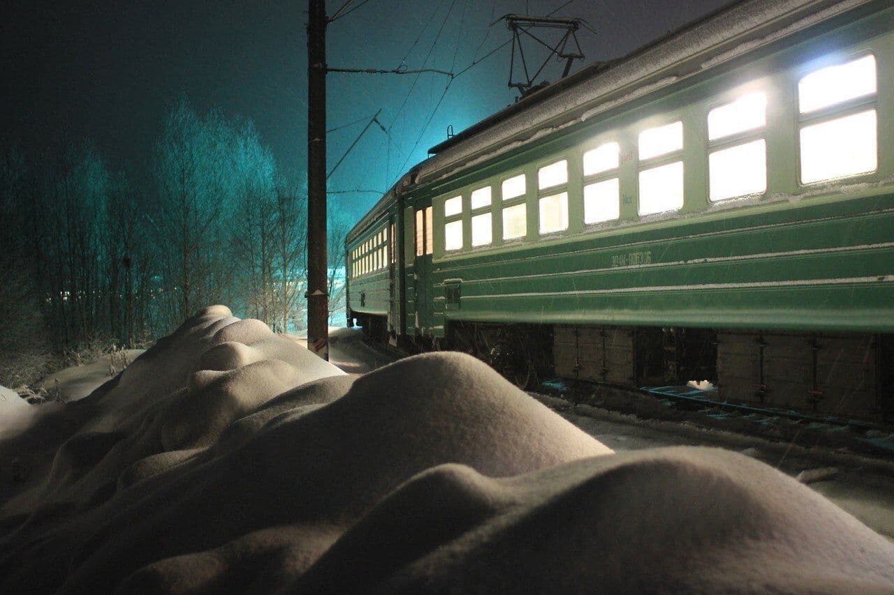 Поезд едет вечером. Поезд ночью. Поезд Эстетика. Поезд ночью зимой. Уезжающий поезд.