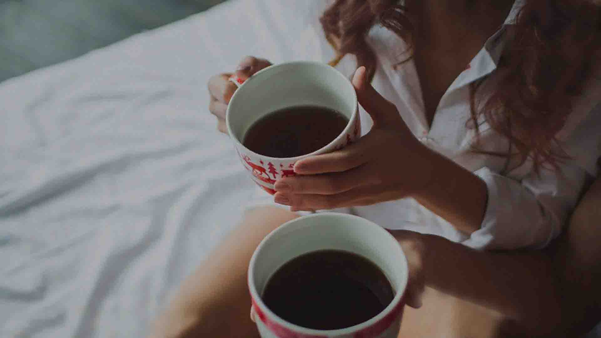 Вместе пить кофе. Утренний кофе в постель. Девушка с кофе. Утренний кофе в пастель. Чашка кофе в постель.