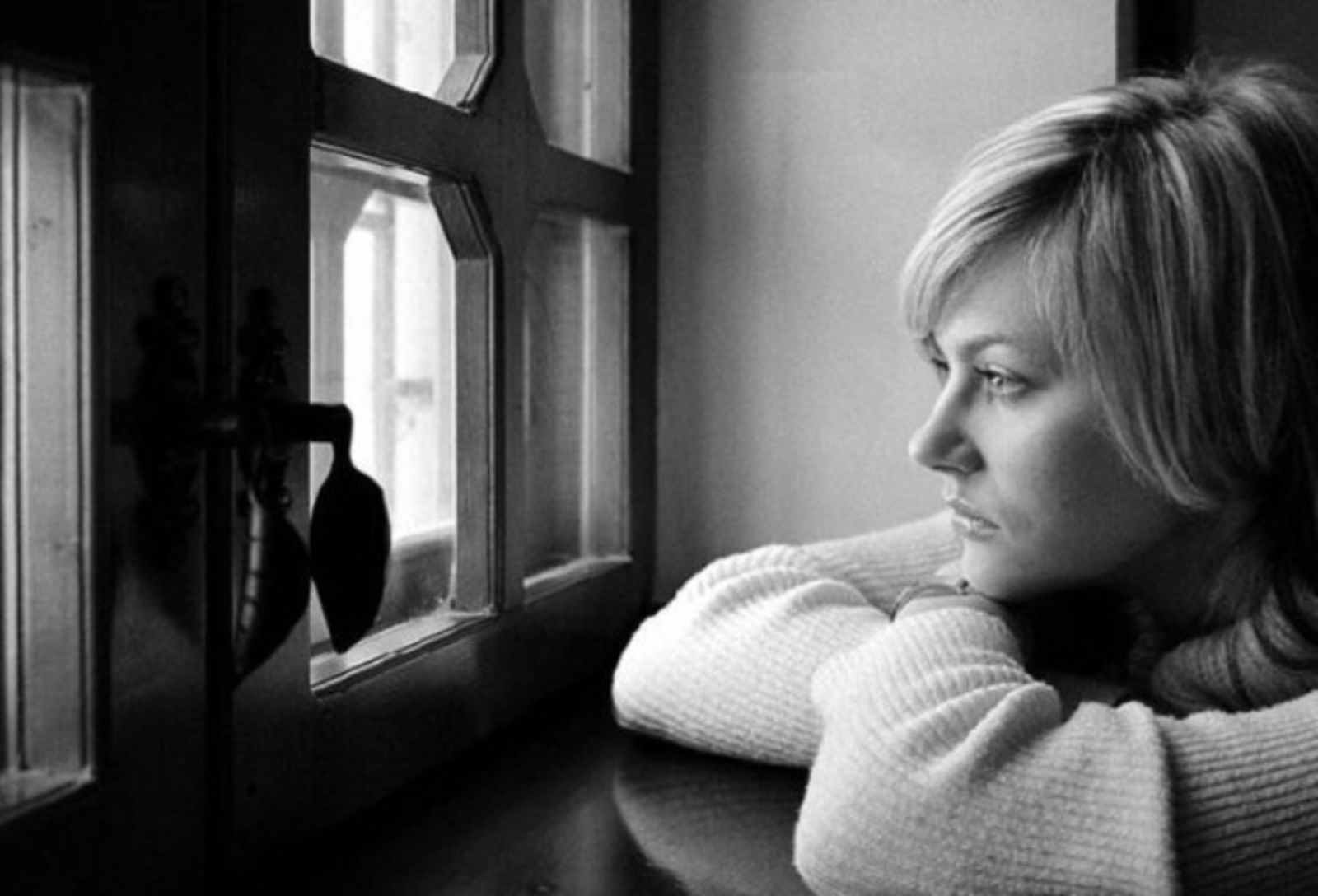 Жизнь женщины в одиночестве. Грустная женщина. Одинокая женщина. Грустная женщина у окна. Женщина ждет у окна.