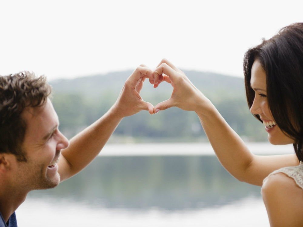 Счастливая взаимная любовь. Любовь между друзьями. Умей взять умей и отдать. Любовь на всю жизнь харвилл хендрикс и хелен хант. Пословица умей взять умей и отдать.