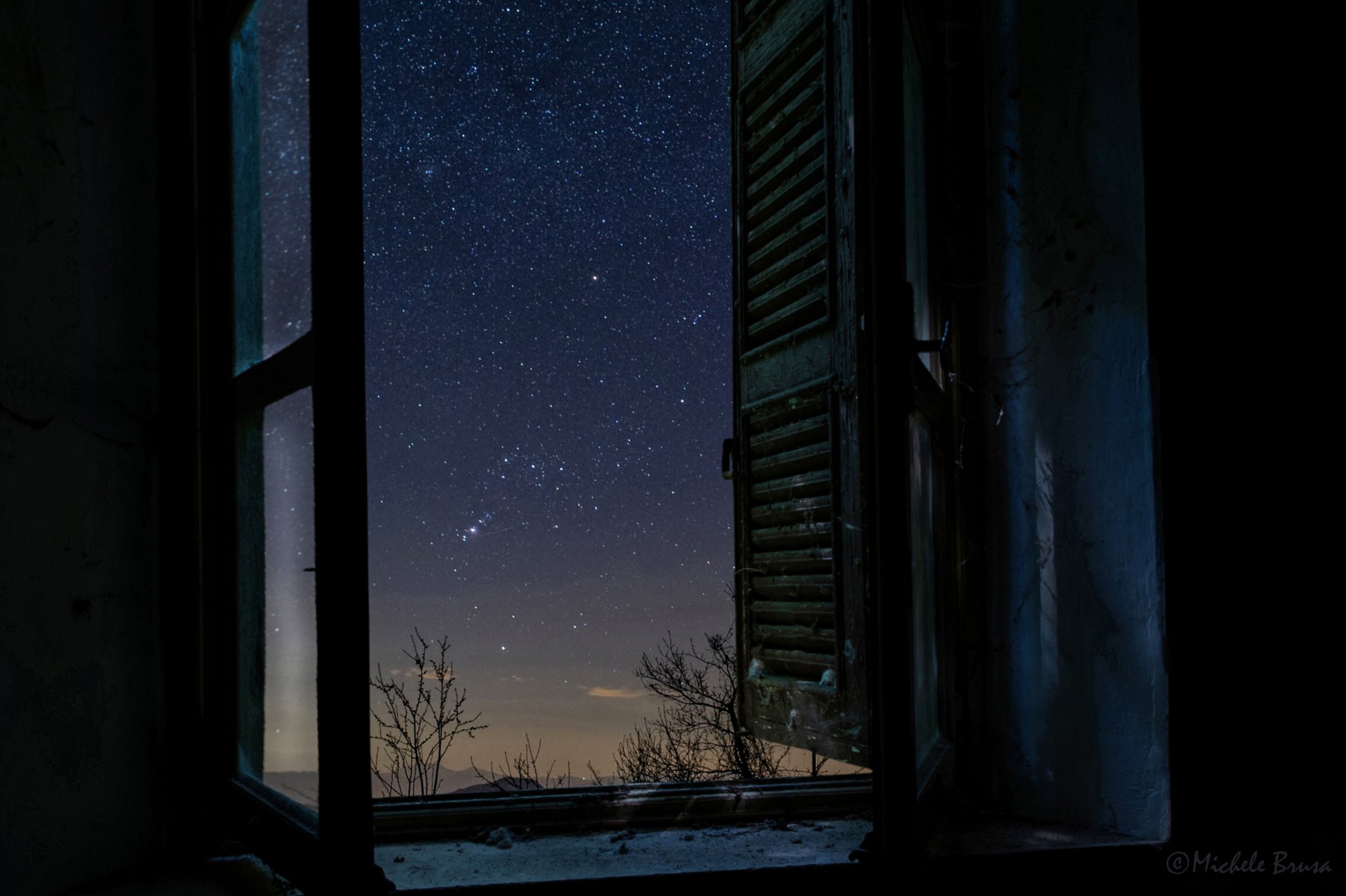 река за окном