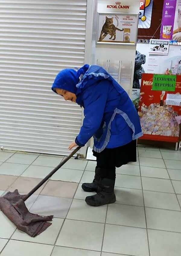 уборщица полов. клининг промышленных помещений. молодые уборщицы. уборка школьных помещений. уборка и мытье подъездов.