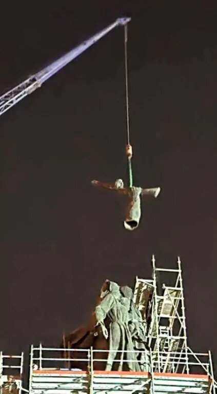 Рука бойца сжимает автомат...