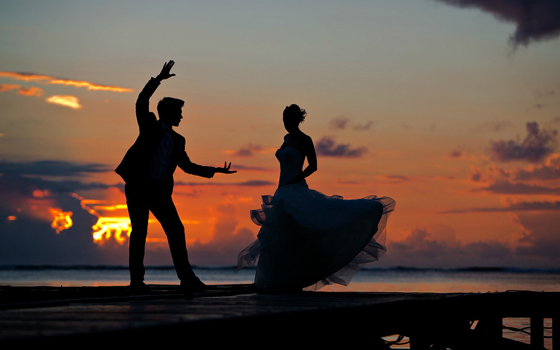 Танцы в закате. Танцующая пара на закате. Романтический танец. Танцующая пара у моря. Танцы на берегу моря.