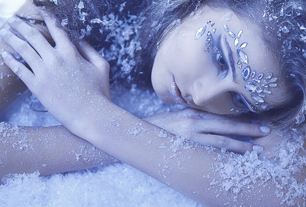 Замерзшая душа глава. Снежная девушка. Девушка во льду. Ледяная девушка. Морозная девушка.