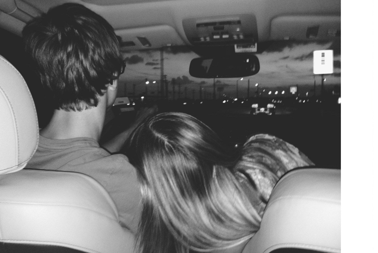 Песня мы в машине у тебя целуемся. Поцелуй в машине. Парень с девушкой обнимаются в машине. Девушка блондинка с парнем в машине. Поцелуй с блондинкой в машине.