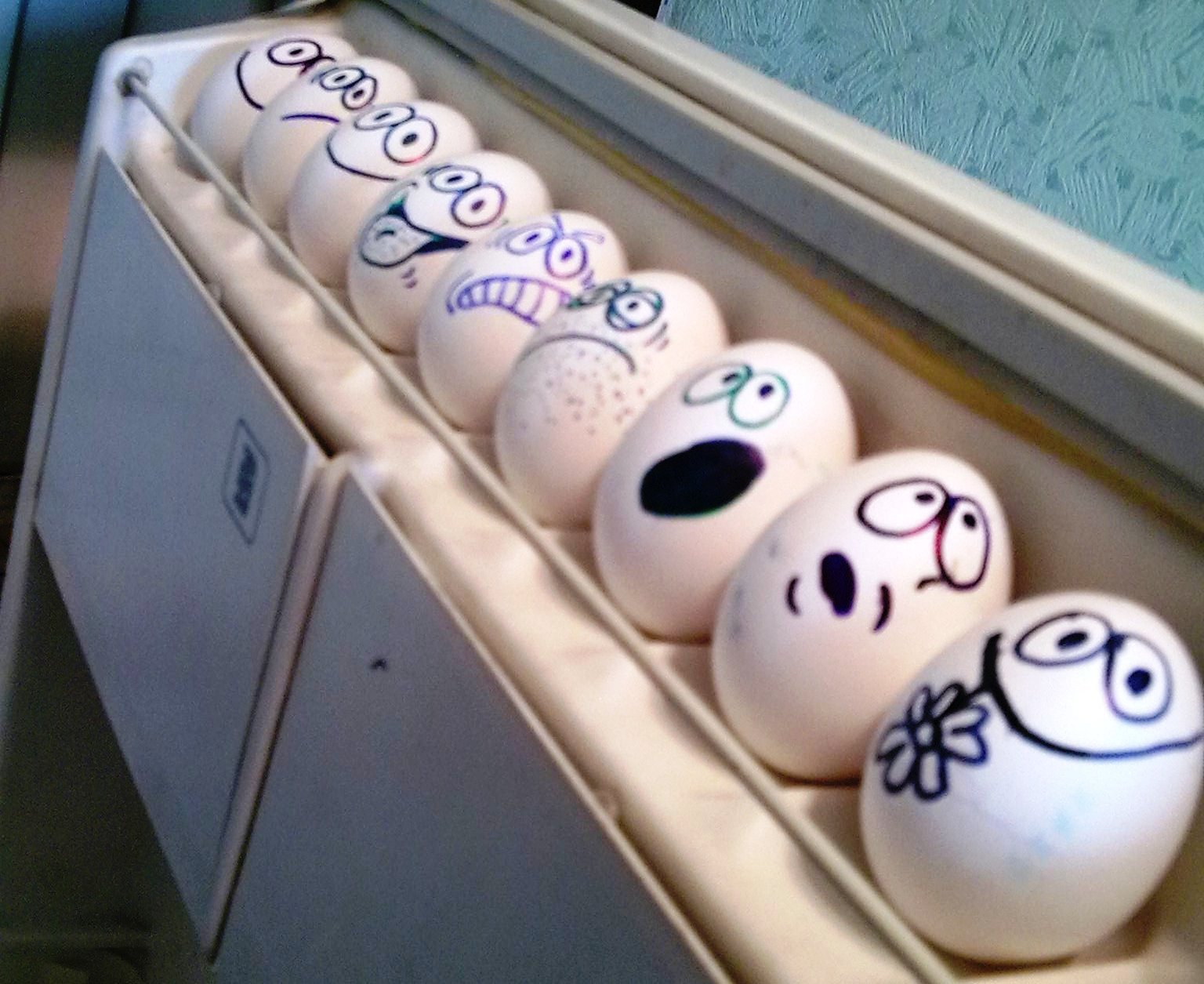 Глупые яйца. Прикольные пасхальные яйца. Разрисованные яйца смешные. Смешно Раскрашенные яйца. Прикольные яйца.