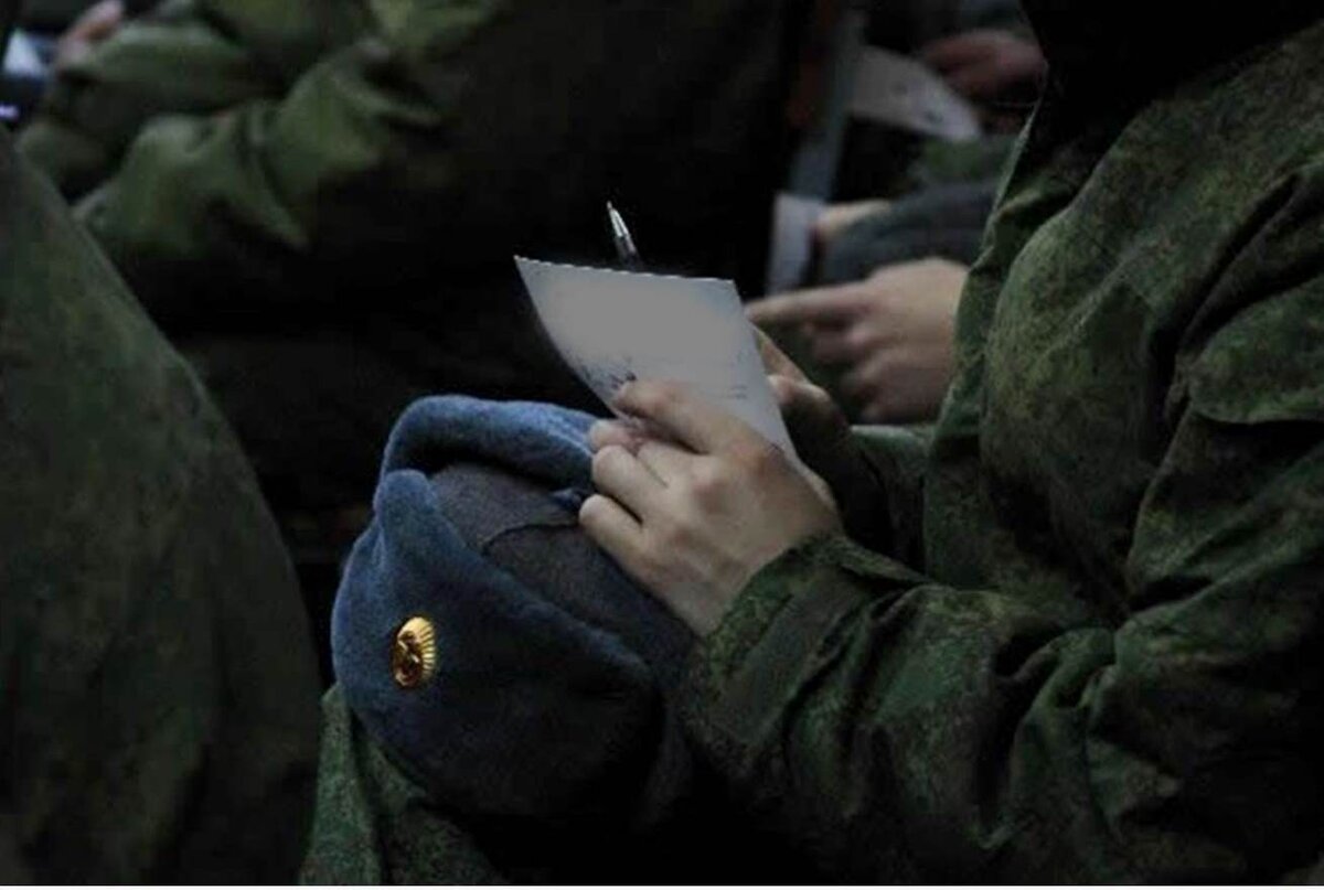 Писать армейский. Письмо в армию. Солдат скучает. Письма российским военным. Солдатские письма из армии.