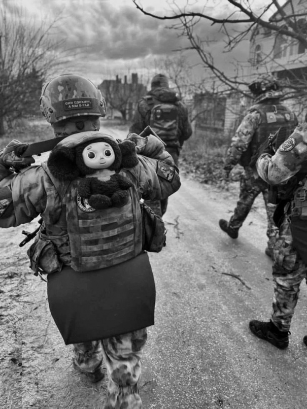 Сола играет на сумке от Гуччи... (Игорь Дерябин) / Стихи.ру