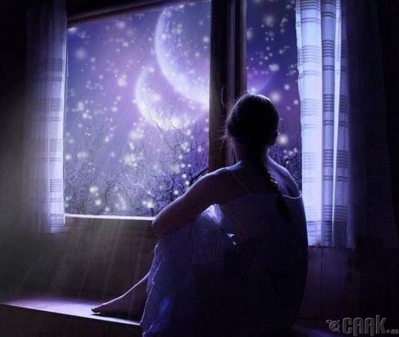 Женщина в ночи. Девушка у окна. Лунный свет в окне. Девушка ночью у окна. Поздно вечером сидела
