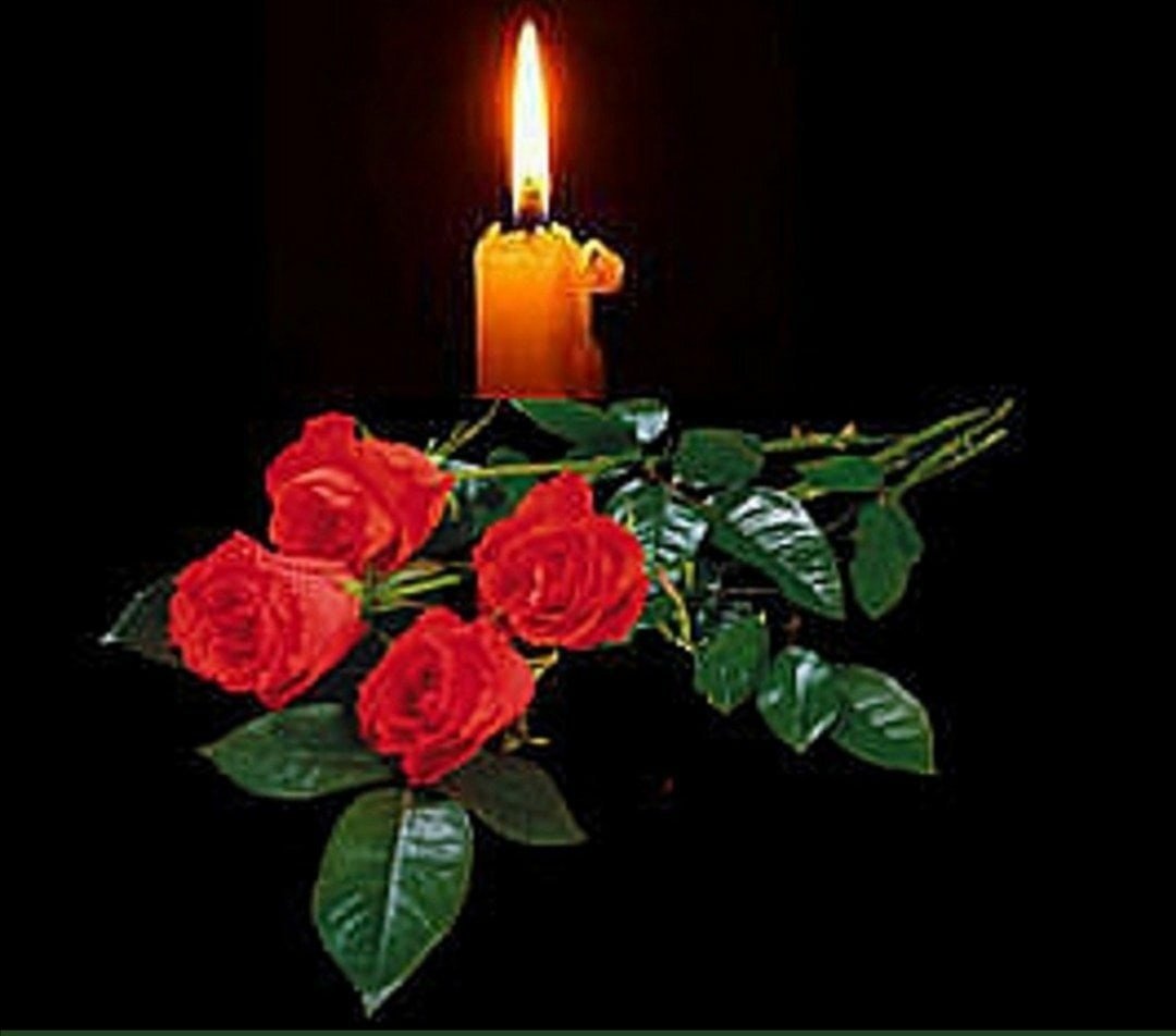 Цветы в честь памяти. Царство небесное скорбим соболезнуем. Свеча памяти и цветы. Поминальная свеча и цветы. Траурные свечи и цветы.