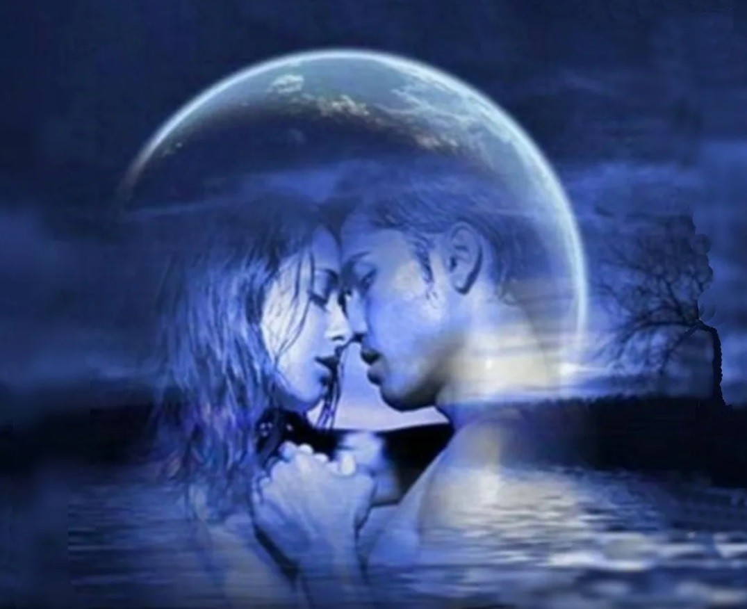 Песня подари мне лунный. Поцелуй под луной. Луна любовь. Влюбленные при свете Луны. Поцелуй при свете Луны.